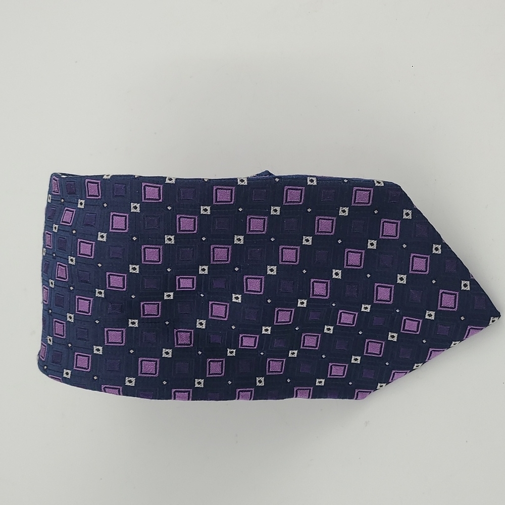 Club Room tie. PURPLE. GEOMETRIC SHAPE. 100 % SILK. NWT